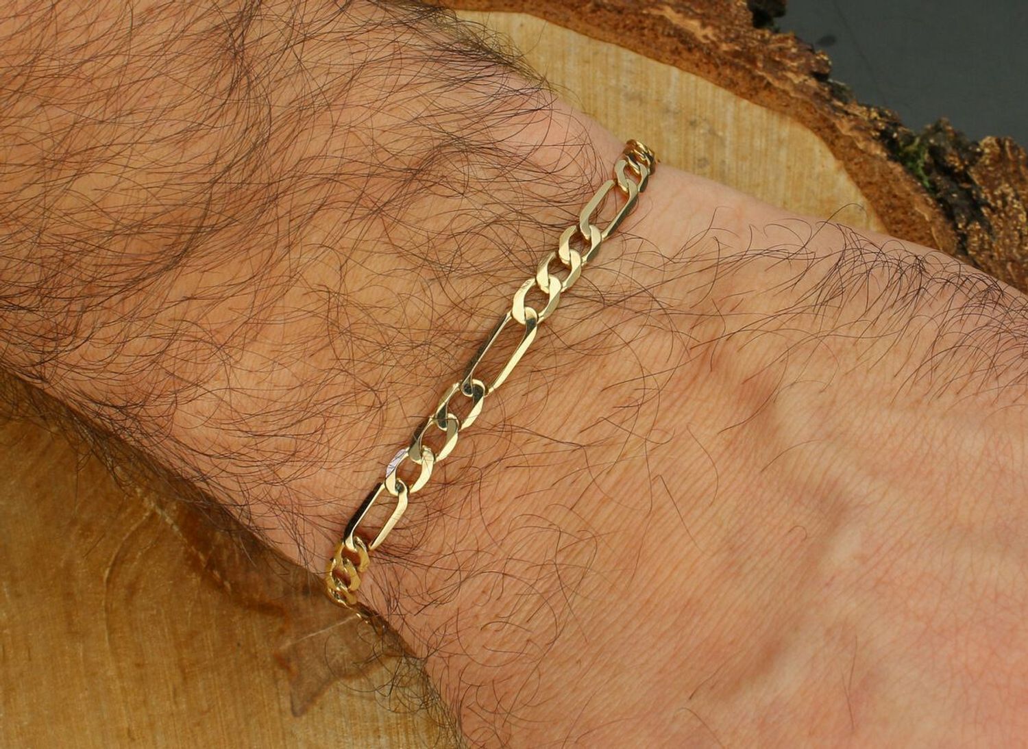 Złota bransoletka 585 figaro DIA-BRA-1134-585 5mm. Prosty i efektowny wyrób będzie świetnym dodatkiem do różnych stylizacji, nadaję się do luźnych ubrań noszonych na co dzień, ale jednocześnie będzie świetnym dodatkiem do powa (1).jpg